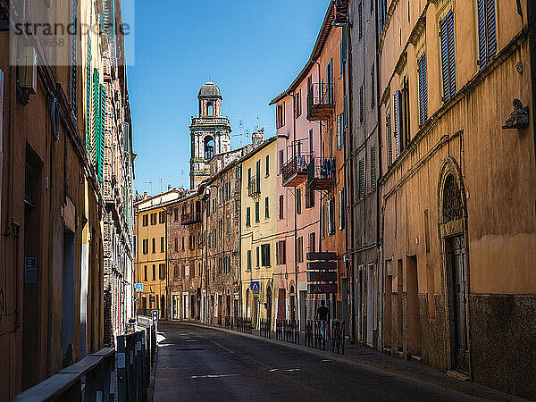 Eine bunte Straße in der Altstadt von Perugia  Umbrien  Italien  Europa