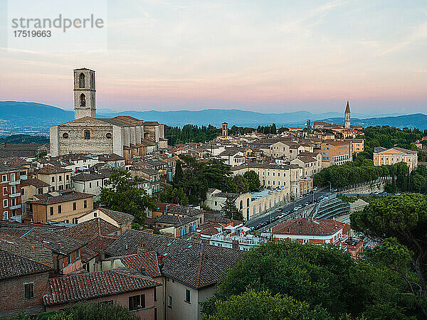 Blick auf das Stadtbild von Perugia vom Aussichtspunkt Giardini Carducci bei Sonnenuntergang  Perugia  Umbrien  Italien  Europa
