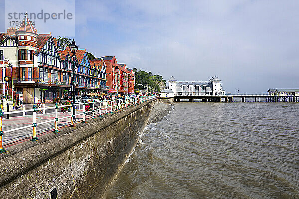 Die Esplanade und der Pier in Penarth  Vale of Glamorgan  Wales  Vereinigtes Königreich  Europa