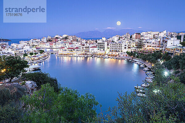 Mondlicht über der Altstadt von Agios Nikolaos und dem See in der Abenddämmerung  Präfektur Lasithi  Kreta  griechische Inseln  Griechenland  Europa