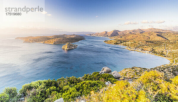 Küstendorf Plaka und Spinalonga-Insel im Morgengrauen von den Bergen aus gesehen  Mirabello-Bucht  Präfektur Lasithi  Kreta  griechische Inseln  Griechenland  Europa