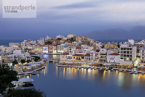 Altstadt von Agios Nikolaos mit See in der Mitte in der Abenddämmerung  Präfektur Lasithi  Kreta  griechische Inseln  Griechenland  Europa