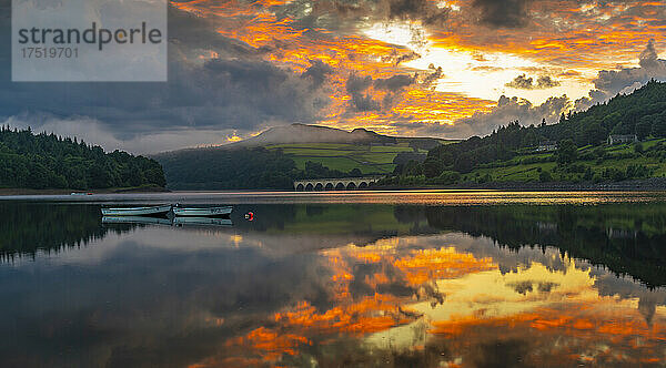 Blick auf dramatische Wolken  die sich bei Sonnenuntergang im Ladybower Reservoir spiegeln  Peak District National Park  Derbyshire  England  Vereinigtes Königreich  Europa