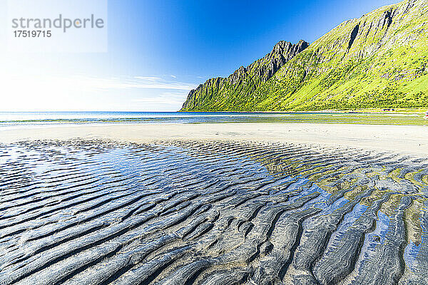 Vom Wind modellierter Sand am leeren Strand von Ersfjord  Senja  Kreis Troms  Norwegen  Skandinavien  Europa