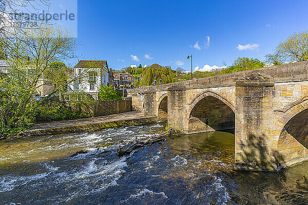 Blick auf die Brücke über den Derwent River in Matlock Town  Derbyshire  England  Vereinigtes Königreich  Europa