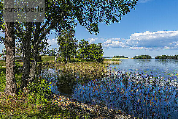 Spiegelndes Wasser in einer kleinen Bucht  Insel Kischi  Karelien  Russland  Europa