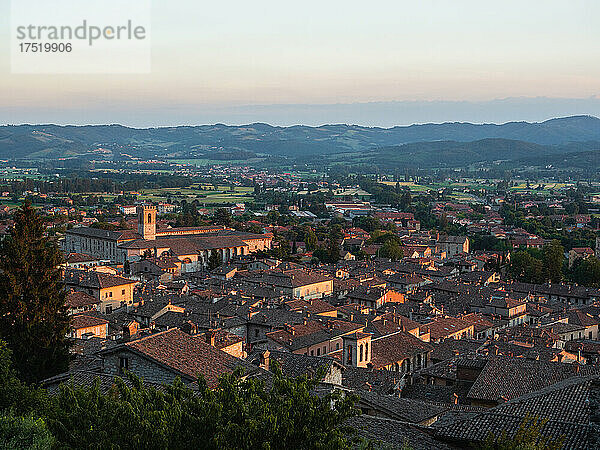 Das Stadtbild der Altstadt von Gubbio bei Sonnenuntergang  Gubbio  Umbrien  Italien  Europa