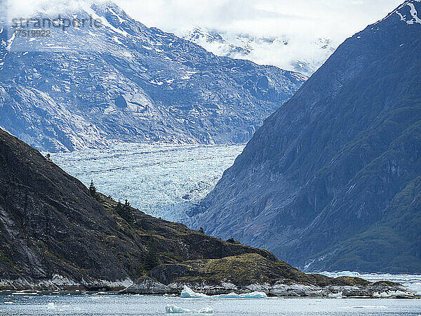 Das zurückweichende Gezeitenwasser des South Sawyer Glacier trifft auf den Felsen  Tracy Arm  Südost-Alaska  Vereinigte Staaten von Amerika  Nordamerika
