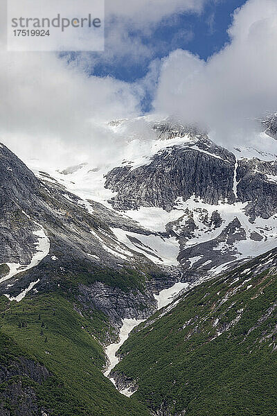 Schneebedeckte Berge und klassische U-förmige Täler  Tracy Arm  Südost-Alaska  Vereinigte Staaten von Amerika  Nordamerika