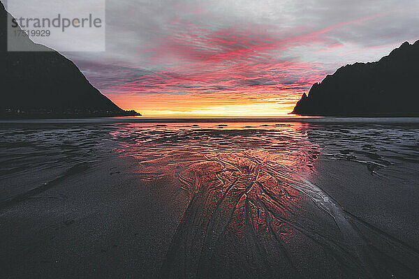 Leerer Strand von Ersfjord vor bewölktem Himmel und Mitternachtssonne  Insel Senja  Kreis Troms  Norwegen  Skandinavien  Europa