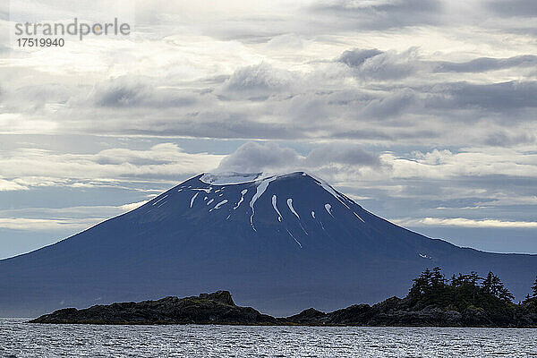 Der ruhende Vulkan Mount Edgecomb etwas außerhalb der Stadt Sitka  Sitka Sound  Südost-Alaska  Vereinigte Staaten von Amerika  Nordamerika
