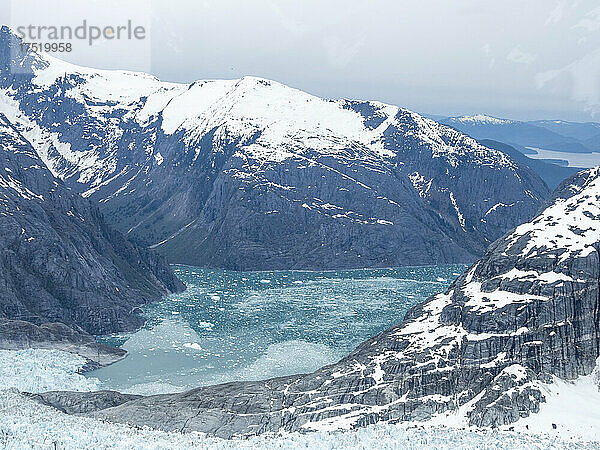 Luftaufnahme des Leconte-Gletschers  der aus dem Stikine-Eisfeld in der Nähe von Petersburg  Südost-Alaska  Vereinigte Staaten von Amerika  Nordamerika fließt