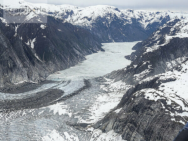 Luftaufnahme des Leconte-Gletschers  der aus dem Stikine-Eisfeld in der Nähe von Petersburg  Südost-Alaska  Vereinigte Staaten von Amerika  Nordamerika fließt