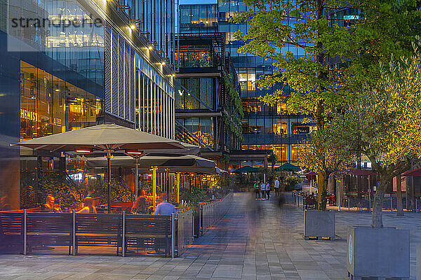 Blick auf Restaurants und Gebäude in Springfields in der Abenddämmerung  Manchester  Lancashire  England  Vereinigtes Königreich  Europa