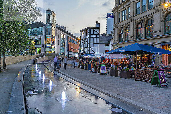 Blick auf die Corn Exchange und die Oyster Bar am Exchange Square in der Abenddämmerung  Manchester  Lancashire  England  Vereinigtes Königreich  Europa