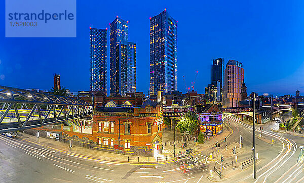 Blick auf den Bahnhof Deansgate und die Skyline der Stadt in der Abenddämmerung  Manchester  Lancashire  England  Vereinigtes Königreich  Europa