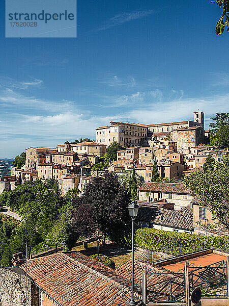 Stadtansicht der Altstadt von Todi  Todi  Umbrien  Italien  Europa