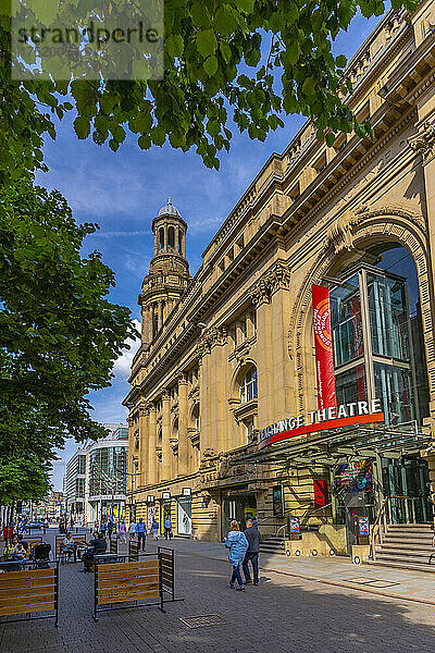 Blick auf das Royal Exchange Theatre am St. Anne's Square  Manchester  Lancashire  England  Vereinigtes Königreich  Europa
