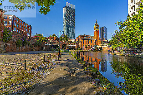 Blick auf 301 Deansgate  St. George's Church  Castlefield Canal  Manchester  England  Vereinigtes Königreich  Europa