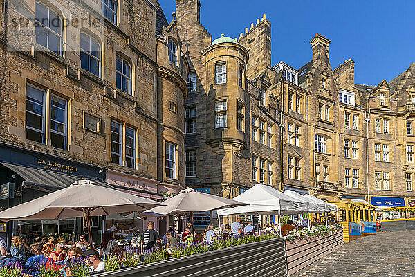 Blick auf Cafés und Restaurants in der Cockburn Street  Altstadt  UNESCO-Weltkulturerbe  Edinburgh  Lothian  Schottland  Vereinigtes Königreich  Europa