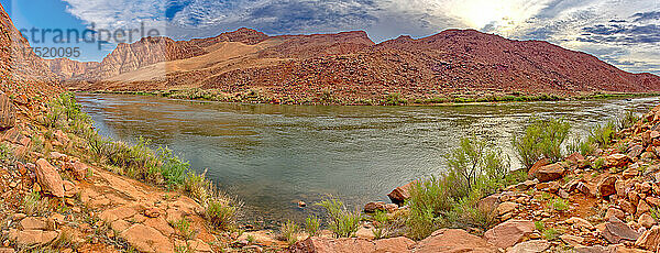 Panorama des Colorado River nördlich von Lee's Ferry im Glen Canyon Recreation Area  Arizona  Vereinigte Staaten von Amerika  Nordamerika