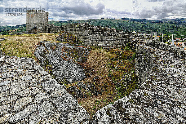 Burgmauern  Linhares de Beira  historisches Dorf rund um die Serra da Estrela  Bezirk Castelo Branco  Beira  Portugal  Europa