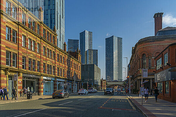 Blick auf zeitgenössische und traditionelle Architektur in Deansgate  Manchester  England  Vereinigtes Königreich  Europa