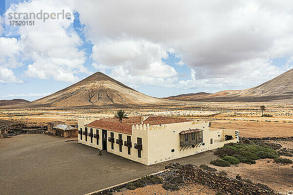 Casa de los Coroneles (Haus der Obersten)  umgeben von Vulkanbergen  La Oliva  Fuerteventura  Kanarische Inseln  Spanien  Atlantik  Europa