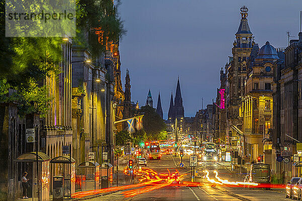 Blick auf die Wegbeleuchtung auf der Princes Street in der Abenddämmerung  Edinburgh  Lothian  Schottland  Vereinigtes Königreich  Europa