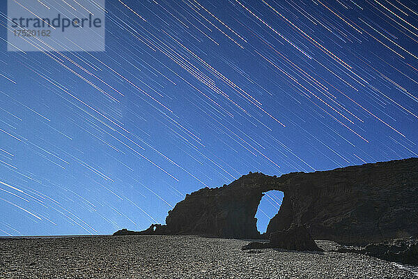 Startrail über den Natursteinbogen Arco del Jurado am Strand von Pena Horadada  Fuerteventura  Kanarische Inseln  Spanien  Atlantik  Europa