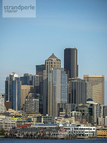 Blick auf die Innenstadt von Seattle vom Hafen aus  Seattle  Bundesstaat Washington  Vereinigte Staaten von Amerika  Nordamerika