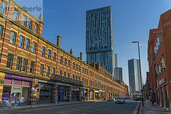 Blick auf 301 Deansgate und traditionelle Architektur in Deansgate  Manchester  England  Vereinigtes Königreich  Europa