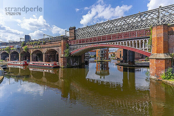 Blick auf Straßenbahn- und Eisenbahnbrücken  die sich im Castlefield Canal  Castlefield  Manchester  England  Vereinigtes Königreich  Europa spiegeln