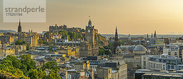 Blick auf das Edinburgh Castle  das Balmoral Hotel und die Skyline der Stadt vom Calton Hill zur goldenen Stunde  Edinburgh  Lothian  Schottland  Vereinigtes Königreich  Europa