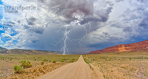 Gewitter rollt über die House Rock Valley Road auf der Westseite des Vermilion Cliffs National Monument  Arizona  Vereinigte Staaten von Amerika  Nordamerika