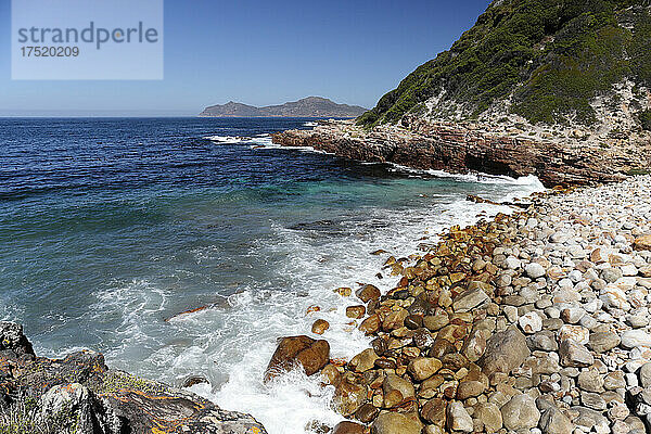 Blick nach Süden in Richtung Cape Point über False Bay  Cape Point Nature Reserve  in der Nähe von Kapstadt  Südafrika  Afrika