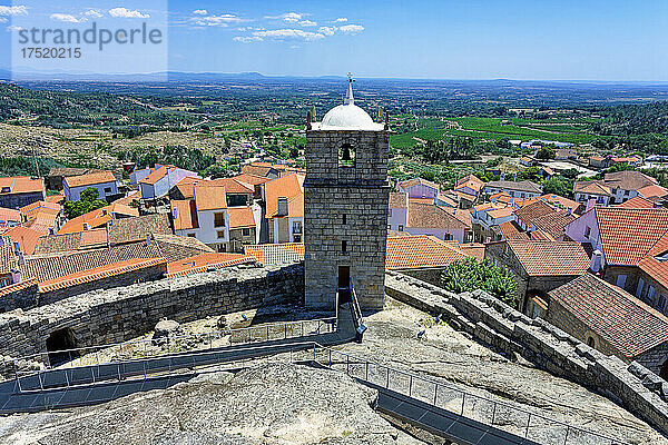 Schlossglocke und Uhrturm  Castelo Novo  historisches Dorf rund um Serra da Estrela  Bezirk Castelo Branco  Beira  Portugal  Europa