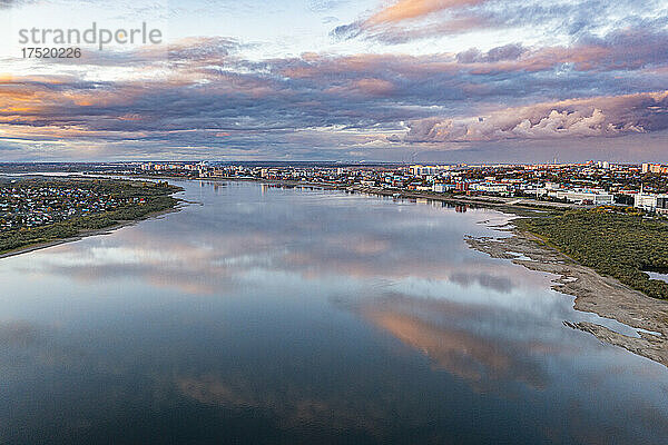 Wolkenreflexionen am Tom-Fluss  Tomsk  Oblast Tomsk  Russland  Eurasien