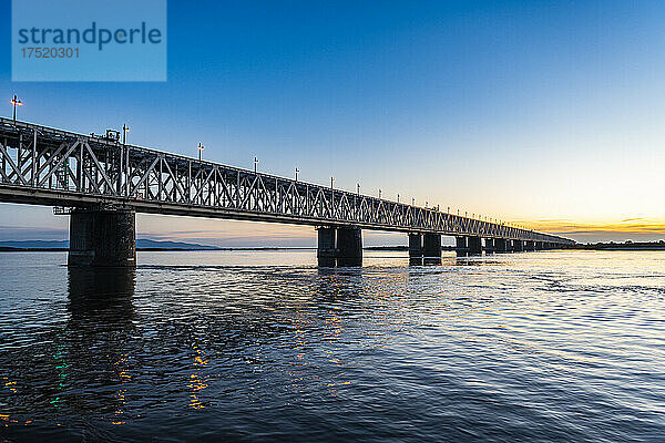 Riesige Brücke über den Fluss Amur bei Sonnenuntergang  Chabarowsk  Region Chabarowsk  Russland  Eurasien