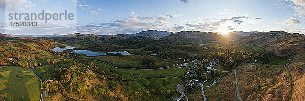 Luftaufnahme des Sonnenuntergangs über Elterwater  Nationalpark Lake District  UNESCO-Weltkulturerbe  Cumbria  England  Vereinigtes Königreich  Europa