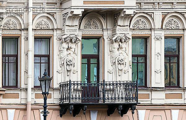 Karyatidenfiguren an der Fassade eines Gebäudes in St. Petersburg  Russland  Europa