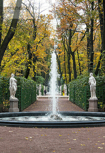 Skulpturen und Brunnen des Sommergartens (Letniy sad) im Herbst  St. Petersburg  Russland  Europa