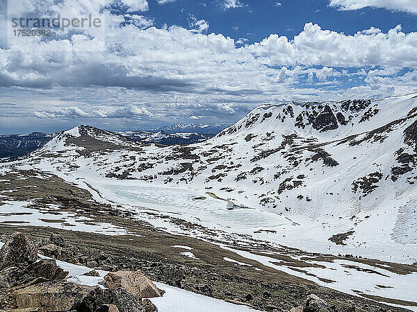 Schneebedeckte Berge und ein zugefrorener See in der Nähe von Beartooth Pass  Wyoming  Vereinigte Staaten von Amerika  Nordamerika