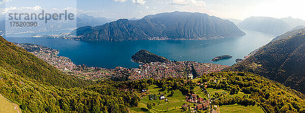 Luftdrohnenaufnahme des Comer Sees von Narro  Tremezzina  Como  Lombardei  italienische Seen  Italien  Europa