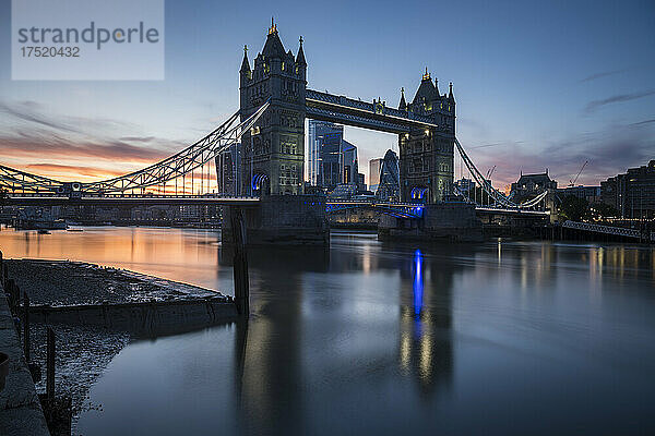 Tower Bridge bei Sonnenuntergang spiegelt sich in der Themse  London  England  Vereinigtes Königreich  Europa