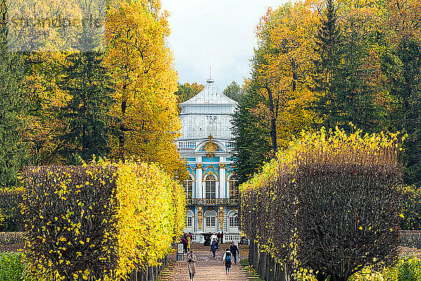 Eremitage-Pavillon  gesehen durch die Eremitage-Gasse  Katharinenpark  Puschkin (Zarskoje Selo)  in der Nähe von St. Petersburg  Russland  Europa