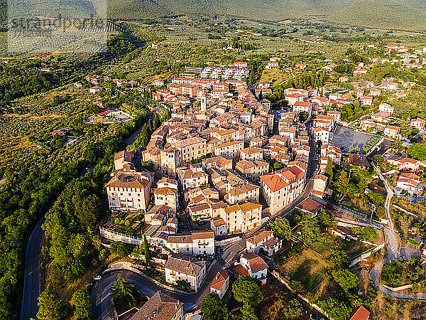 Luftdrohnenaufnahme des Dorfes Montecchio bei Sonnenuntergang  Umbrien  Italien  Europa