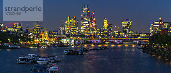 Blick auf die Blackfriars Bridge über die Themse  die St. Paul's Cathedral und die Skyline der City of London in der Abenddämmerung  London  England  Vereinigtes Königreich  Europa