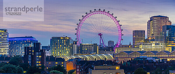 Blick auf das London Eye und das Dach der Waterloo Station in der Abenddämmerung  Waterloo  London  England  Vereinigtes Königreich  Europa