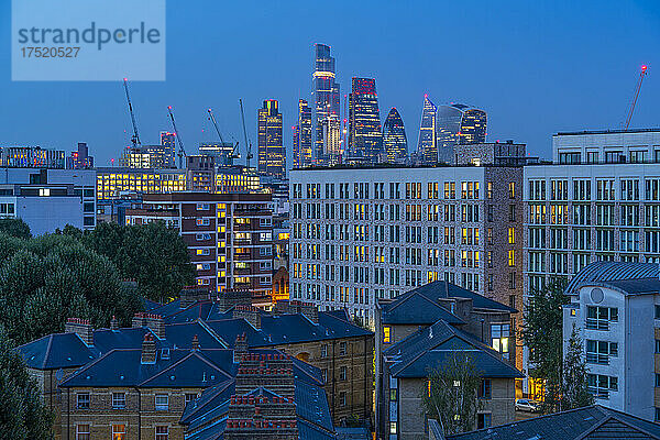 Blick auf die Skyline von London und die City of London von Waterloo in der Abenddämmerung  Waterloo  London  England  Vereinigtes Königreich  Europa